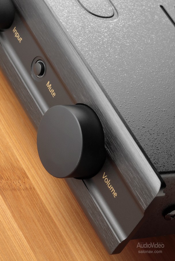 Parasound_New_Classic_200_Integrated_07.jpg