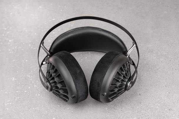MezeAudio105AER_01_x854.jpg